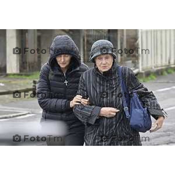 Tiziano Manzoni/LaPresse 21-10- 2025 Italia Cronaca Bergamo Villa D\'Almè arrivo della salma di Pamela Genini di Strozza assassinata una settimana fa nella foto Una Smirnova mamma di Pamela e la nonna materna