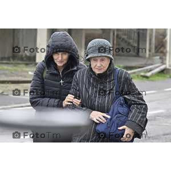 Tiziano Manzoni/LaPresse 21-10- 2025 Italia Cronaca Bergamo Villa D\'Almè arrivo della salma di Pamela Genini di Strozza assassinata una settimana fa nella foto Una Smirnova mamma di Pamela e la nonna materna