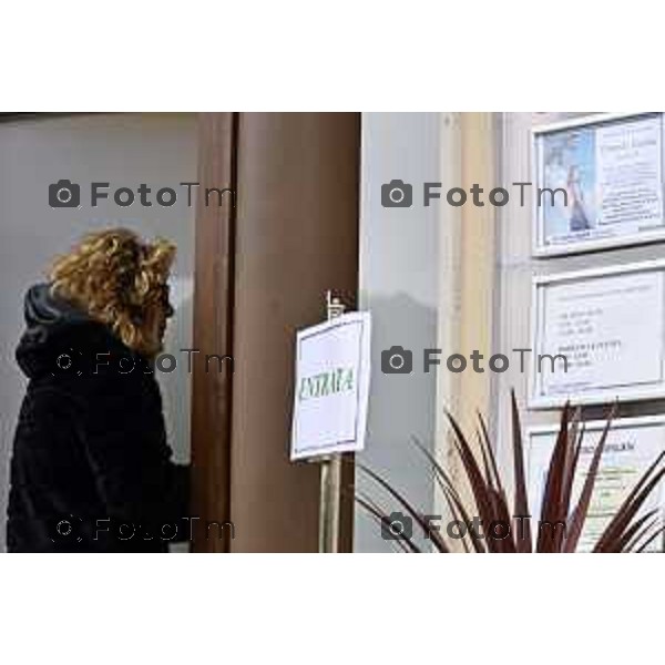 Tiziano Manzoni/LaPresse 21-10- 2025 Italia Cronaca Bergamo Villa D\'Almè arrivo della salma di Pamela Genini di Strozza assassinata una settimana fa nella foto amici e parenti con fiori in visita