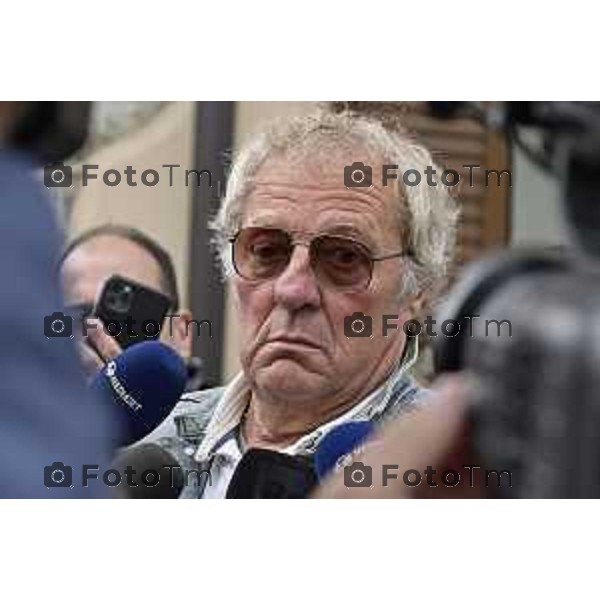 Tiziano Manzoni/LaPresse 21-10- 2025 Italia Cronaca Bergamo Villa D\'Almè arrivo della salma di Pamela Genini di Strozza assassinata una settimana fa nella foto amici e parenti con fiori in visita