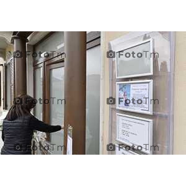Tiziano Manzoni/LaPresse 21-10- 2025 Italia Cronaca Bergamo Villa D\'Almè arrivo della salma di Pamela Genini di Strozza assassinata una settimana fa nella foto amici e parenti con fiori in visita