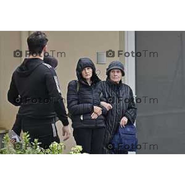 Tiziano Manzoni/LaPresse 21-10- 2025 Italia Cronaca Bergamo Villa D\'Almè arrivo della salma di Pamela Genini di Strozza assassinata una settimana fa nella foto Una Smirnova mamma di Pamela e la nonna materna