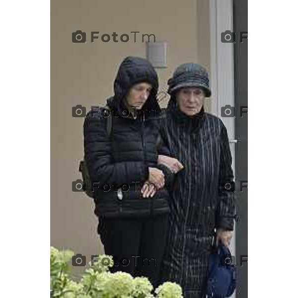 Tiziano Manzoni/LaPresse 21-10- 2025 Italia Cronaca Bergamo Villa D\'Almè arrivo della salma di Pamela Genini di Strozza assassinata una settimana fa nella foto Una Smirnova mamma di Pamela e la nonna materna