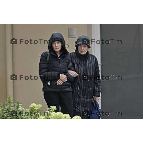 Tiziano Manzoni/LaPresse 21-10- 2025 Italia Cronaca Bergamo Villa D\'Almè arrivo della salma di Pamela Genini di Strozza assassinata una settimana fa nella foto Una Smirnova mamma di Pamela e la nonna materna