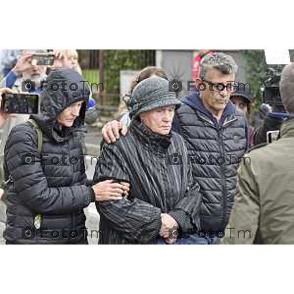 Tiziano Manzoni/LaPresse 21-10- 2025 Italia Cronaca Bergamo Villa D\'Almè arrivo della salma di Pamela Genini di Strozza assassinata una settimana fa nella foto Una Smirnova mamma di Pamela e la nonna materna