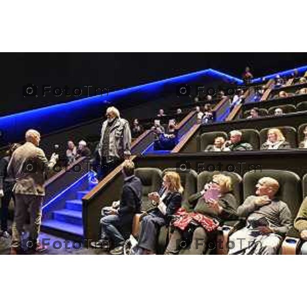 Tiziano Manzoni/LaPresse 22-10- 2025 Italia Cronaca Bergamo Stezzano cinema Arcadia Diego Abatantuono Virginia Raffaeli e il regista Riccardo Milani alla pima del film La vita va cosi