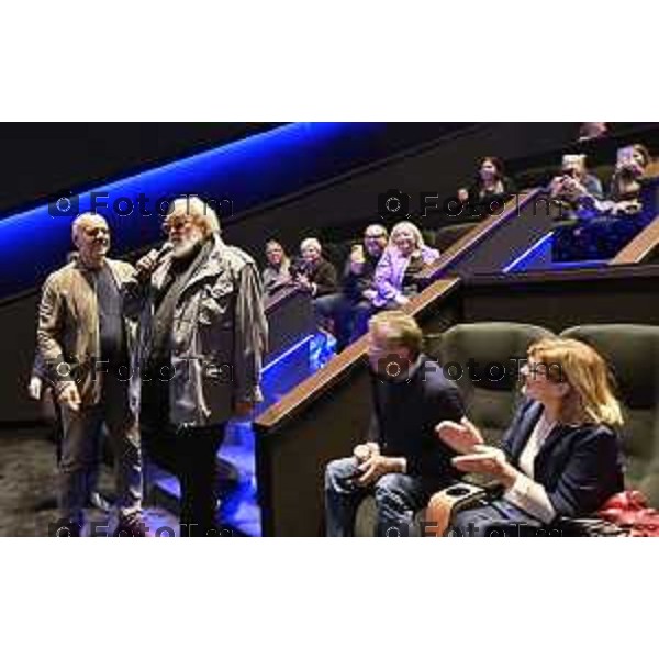 Tiziano Manzoni/LaPresse 22-10- 2025 Italia Cronaca Bergamo Stezzano cinema Arcadia Diego Abatantuono Virginia Raffaeli e il regista Riccardo Milani alla pima del film La vita va cosi