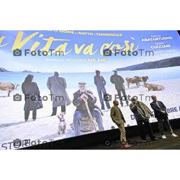 Tiziano Manzoni/LaPresse 22-10- 2025 Italia Cronaca Bergamo Stezzano cinema Arcadia Diego Abatantuono Virginia Raffaeli e il regista Riccardo Milani alla pima del film La vita va cosi