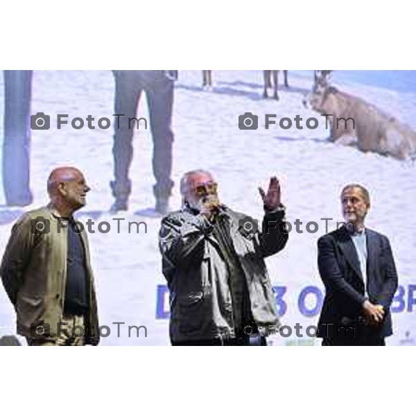 Tiziano Manzoni/LaPresse 22-10- 2025 Italia Cronaca Bergamo Stezzano cinema Arcadia Diego Abatantuono Virginia Raffaeli e il regista Riccardo Milani alla pima del film La vita va cosi