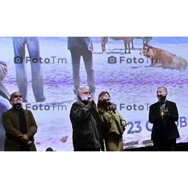 Tiziano Manzoni/LaPresse 22-10- 2025 Italia Cronaca Bergamo Stezzano cinema Arcadia Diego Abatantuono Virginia Raffaeli e il regista Riccardo Milani alla pima del film La vita va cosi