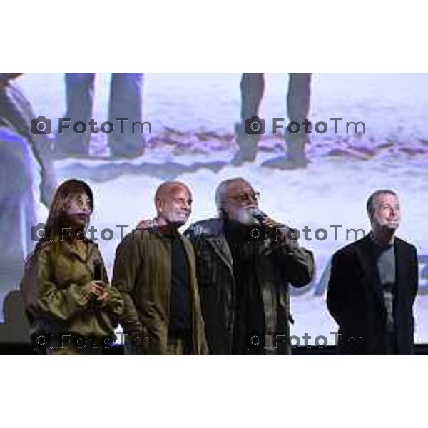 Tiziano Manzoni/LaPresse 22-10- 2025 Italia Cronaca Bergamo Stezzano cinema Arcadia Diego Abatantuono Virginia Raffaeli e il regista Riccardo Milani alla pima del film La vita va cosi