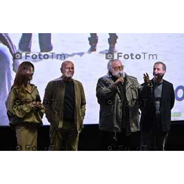 Tiziano Manzoni/LaPresse 22-10- 2025 Italia Cronaca Bergamo Stezzano cinema Arcadia Diego Abatantuono Virginia Raffaeli e il regista Riccardo Milani alla pima del film La vita va cosi