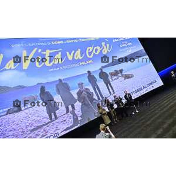 Tiziano Manzoni/LaPresse 22-10- 2025 Italia Cronaca Bergamo Stezzano cinema Arcadia Diego Abatantuono Virginia Raffaeli e il regista Riccardo Milani alla pima del film La vita va cosi