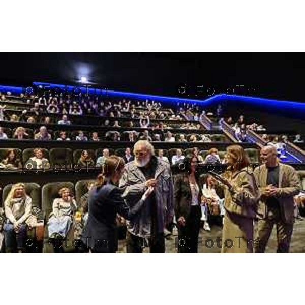 Tiziano Manzoni/LaPresse 22-10- 2025 Italia Cronaca Bergamo Stezzano cinema Arcadia Diego Abatantuono Virginia Raffaeli e il regista Riccardo Milani alla pima del film La vita va cosi