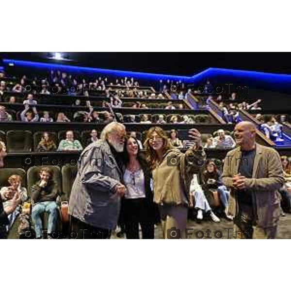 Tiziano Manzoni/LaPresse 22-10- 2025 Italia Cronaca Bergamo Stezzano cinema Arcadia Diego Abatantuono Virginia Raffaeli e il regista Riccardo Milani alla pima del film La vita va cosi