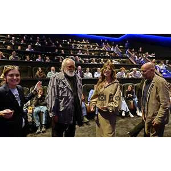 Tiziano Manzoni/LaPresse 22-10- 2025 Italia Cronaca Bergamo Stezzano cinema Arcadia Diego Abatantuono Virginia Raffaeli e il regista Riccardo Milani alla pima del film La vita va cosi