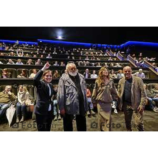 Tiziano Manzoni/LaPresse 22-10- 2025 Italia Cronaca Bergamo Stezzano cinema Arcadia Diego Abatantuono Virginia Raffaeli e il regista Riccardo Milani alla pima del film La vita va cosi