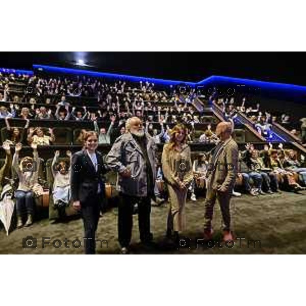 Tiziano Manzoni/LaPresse 22-10- 2025 Italia Cronaca Bergamo Stezzano cinema Arcadia Diego Abatantuono Virginia Raffaeli e il regista Riccardo Milani alla pima del film La vita va cosi