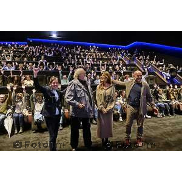 Tiziano Manzoni/LaPresse 22-10- 2025 Italia Cronaca Bergamo Stezzano cinema Arcadia Diego Abatantuono Virginia Raffaeli e il regista Riccardo Milani alla pima del film La vita va cosi