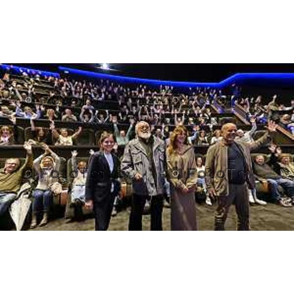 Tiziano Manzoni/LaPresse 22-10- 2025 Italia Cronaca Bergamo Stezzano cinema Arcadia Diego Abatantuono Virginia Raffaeli e il regista Riccardo Milani alla pima del film La vita va cosi