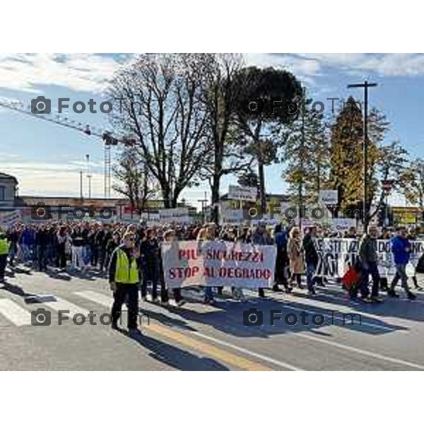 Tiziano Manzoni/LaPresse 25-10- 2025 Italia Cronaca Bergamo Comitato Noi Bergamo Insieme. ergamo Riunione dei comitati e gruppi promotori in vista della “Manifestazione Pacifica e Apartitica” contro degrado urbano e la sicurezza della città di Bergamo.