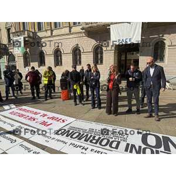 Tiziano Manzoni/LaPresse 25-10- 2025 Italia Cronaca Bergamo Comitato Noi Bergamo Insieme. ergamo Riunione dei comitati e gruppi promotori in vista della “Manifestazione Pacifica e Apartitica” contro degrado urbano e la sicurezza della città di Bergamo.