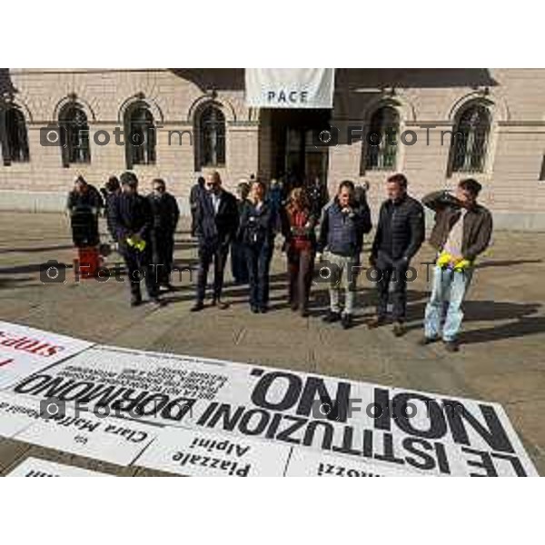 Tiziano Manzoni/LaPresse 25-10- 2025 Italia Cronaca Bergamo Comitato Noi Bergamo Insieme. ergamo Riunione dei comitati e gruppi promotori in vista della “Manifestazione Pacifica e Apartitica” contro degrado urbano e la sicurezza della città di Bergamo.