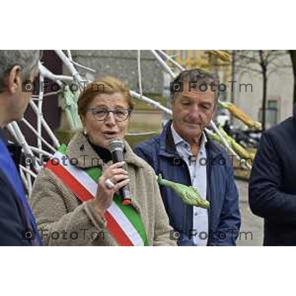 Tiziano Manzoni/LaPresse 29-10- 2025 Italia Cronaca Bergamo La più grande scultura del mondo in ricordo delle vittime di mafia Elena Carnevali Don Giulio Della Vite
