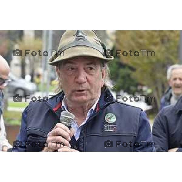 Tiziano Manzoni/LaPresse 29-10- 2025 Italia Cronaca Bergamo La più grande scultura del mondo in ricordo delle vittime di mafia Giorgio Sonzogni, presidente Sezione Alpini Bergamo