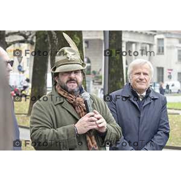 Tiziano Manzoni/LaPresse 29-10- 2025 Italia Cronaca Bergamo La più grande scultura del mondo in ricordo delle vittime di mafia Alessandro De Lisi, curatore del progetto- Fondazione Falcone l’artista Gregor Prugger.