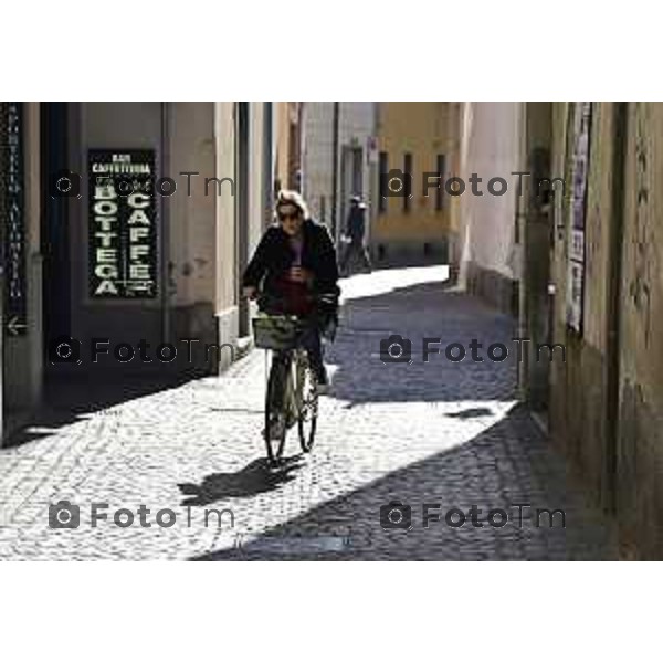Tiziano Manzoni/LaPresse 6-11-2025 Bergamo, Italia Cronaca TreviglioTreviglio Via piazze paese gente generiche 2025 PIazza Setti Manara, via teatro basilica filodrammatici gente mamme stranieri questura commissariato monte dei paschi bar chiesa parrocchiale ztl parcheggi autunno alberi bicilette panchine rifiuti carcano vicolo
