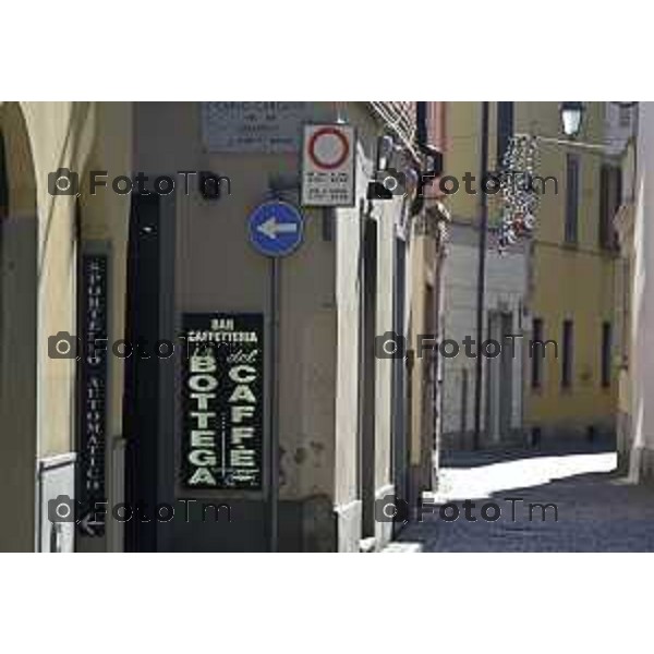 Tiziano Manzoni/LaPresse 6-11-2025 Bergamo, Italia Cronaca TreviglioTreviglio Via piazze paese gente generiche 2025 PIazza Setti Manara, via teatro basilica filodrammatici gente mamme stranieri questura commissariato monte dei paschi bar chiesa parrocchiale ztl parcheggi autunno alberi bicilette panchine rifiuti carcano vicolo