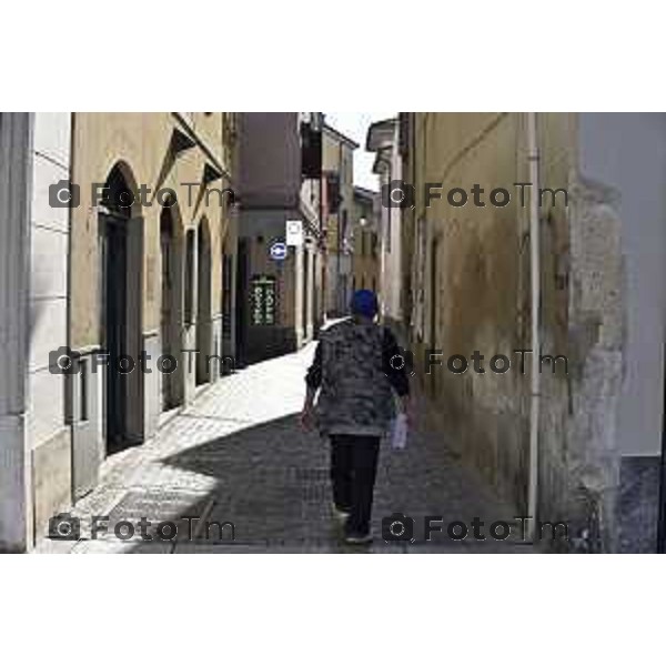 Tiziano Manzoni/LaPresse 6-11-2025 Bergamo, Italia Cronaca TreviglioTreviglio Via piazze paese gente generiche 2025 PIazza Setti Manara, via teatro basilica filodrammatici gente mamme stranieri questura commissariato monte dei paschi bar chiesa parrocchiale ztl parcheggi autunno alberi bicilette panchine rifiuti carcano vicolo