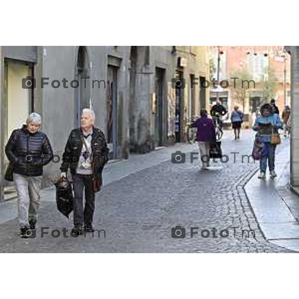Tiziano Manzoni/LaPresse 6-11-2025 Bergamo, Italia Cronaca TreviglioTreviglio Via piazze paese gente generiche 2025 PIazza Setti Manara, via teatro basilica filodrammatici gente mamme stranieri questura commissariato monte dei paschi bar chiesa parrocchiale ztl parcheggi autunno alberi bicilette panchine rifiuti carcano vicolo