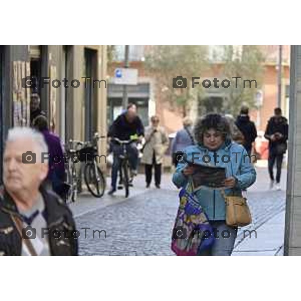 Tiziano Manzoni/LaPresse 6-11-2025 Bergamo, Italia Cronaca TreviglioTreviglio Via piazze paese gente generiche 2025 PIazza Setti Manara, via teatro basilica filodrammatici gente mamme stranieri questura commissariato monte dei paschi bar chiesa parrocchiale ztl parcheggi autunno alberi bicilette panchine rifiuti carcano vicolo