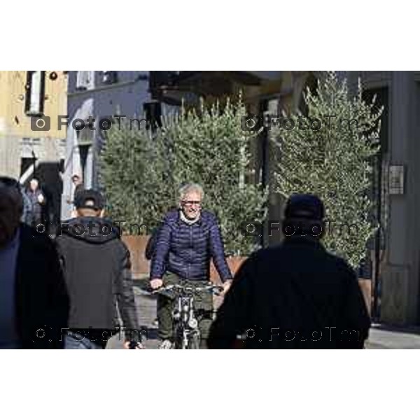 Tiziano Manzoni/LaPresse 6-11-2025 Bergamo, Italia Cronaca TreviglioTreviglio Via piazze paese gente generiche 2025 PIazza Setti Manara, via teatro basilica filodrammatici gente mamme stranieri questura commissariato monte dei paschi bar chiesa parrocchiale ztl parcheggi autunno alberi bicilette panchine rifiuti carcano vicolo