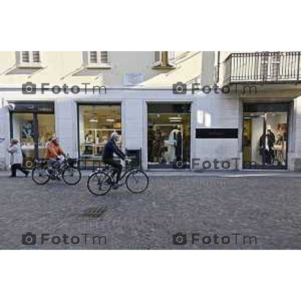 Tiziano Manzoni/LaPresse 6-11-2025 Bergamo, Italia Cronaca TreviglioTreviglio Via piazze paese gente generiche 2025 PIazza Setti Manara, via teatro basilica filodrammatici gente mamme stranieri questura commissariato monte dei paschi bar chiesa parrocchiale ztl parcheggi autunno alberi bicilette panchine rifiuti carcano vicolo