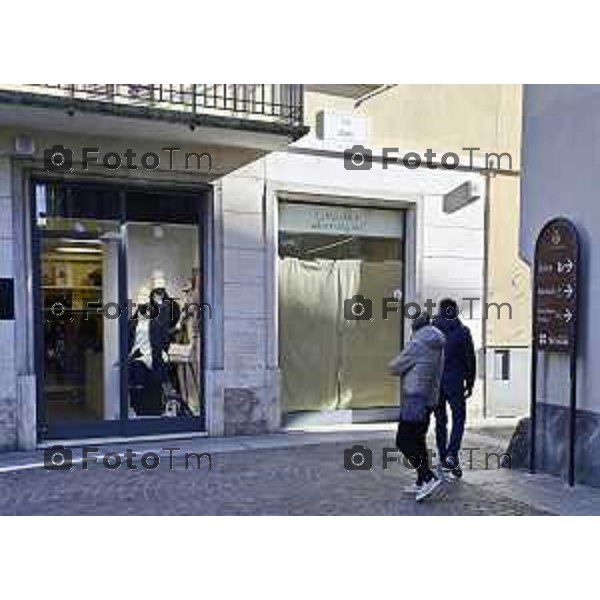 Tiziano Manzoni/LaPresse 6-11-2025 Bergamo, Italia Cronaca TreviglioTreviglio Via piazze paese gente generiche 2025 PIazza Setti Manara, via teatro basilica filodrammatici gente mamme stranieri questura commissariato monte dei paschi bar chiesa parrocchiale ztl parcheggi autunno alberi bicilette panchine rifiuti carcano vicolo