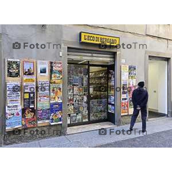 Tiziano Manzoni/LaPresse 6-11-2025 Bergamo, Italia Cronaca TreviglioTreviglio Via piazze paese gente generiche 2025 PIazza Setti Manara, via teatro basilica filodrammatici gente mamme stranieri questura commissariato monte dei paschi bar chiesa parrocchiale ztl parcheggi autunno alberi bicilette panchine rifiuti carcano vicolo edicola