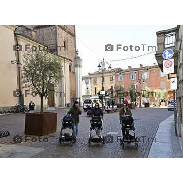 Tiziano Manzoni/LaPresse 6-11-2025 Bergamo, Italia Cronaca TreviglioTreviglio Via piazze paese gente generiche 2025 PIazza Setti Manara, mamme passeggini