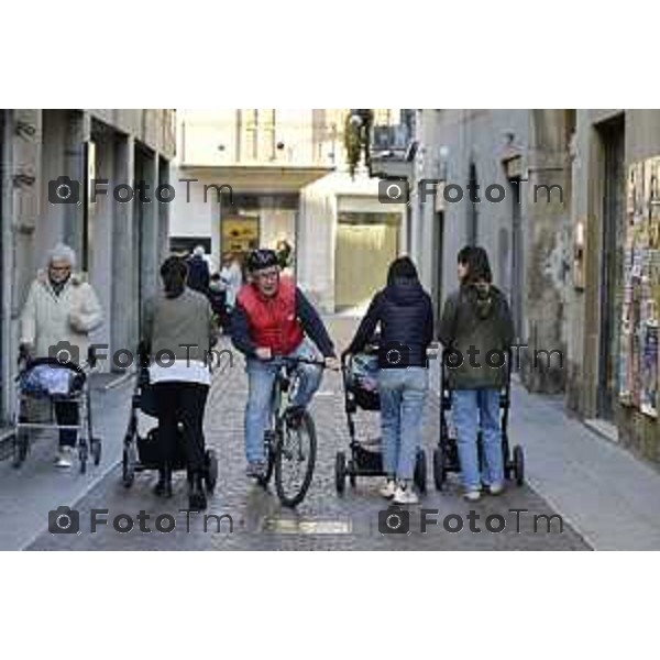 Tiziano Manzoni/LaPresse 6-11-2025 Bergamo, Italia Cronaca TreviglioTreviglio Via piazze paese gente generiche 2025 PIazza Setti Manara, mamme passeggini