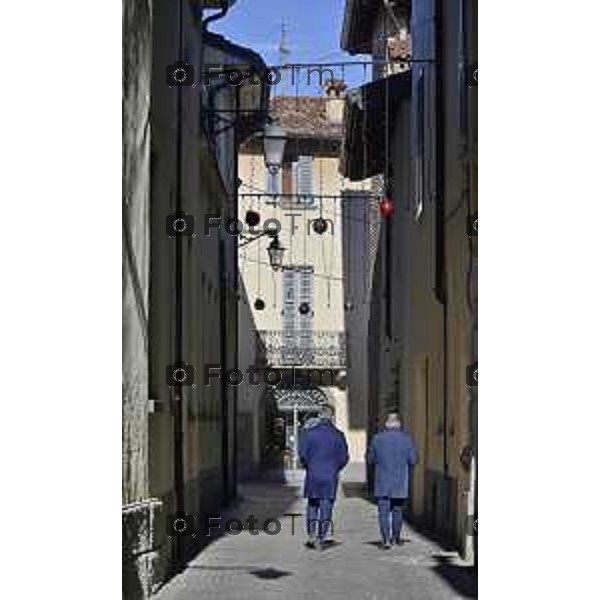 Tiziano Manzoni/LaPresse 6-11-2025 Bergamo, Italia Cronaca TreviglioTreviglio Via piazze paese gente generiche 2025 PIazza Setti Manara, via teatro basilica filodrammatici gente mamme stranieri questura commissariato monte dei paschi bar chiesa parrocchiale ztl parcheggi autunno alberi bicilette panchine rifiuti carcano vicolo