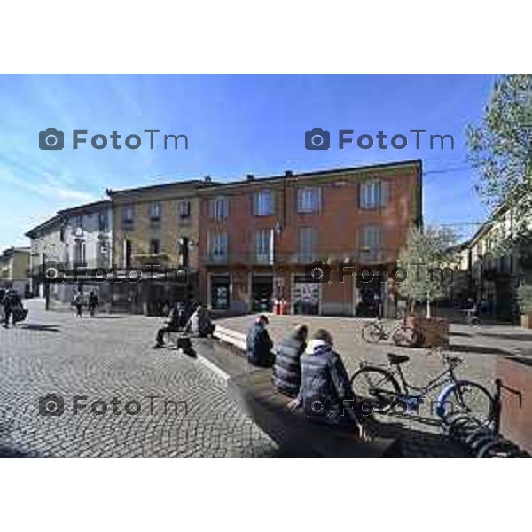 Tiziano Manzoni/LaPresse 6-11-2025 Bergamo, Italia Cronaca TreviglioTreviglio Via piazze paese gente generiche 2025 PIazza Setti Manara, via teatro basilica filodrammatici gente mamme stranieri questura commissariato monte dei paschi bar chiesa parrocchiale ztl parcheggi autunno alberi bicilette panchine rifiuti carcano vicolo