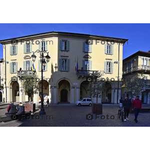 Tiziano Manzoni/LaPresse 6-11-2025 Bergamo, Italia Cronaca TreviglioTreviglio Via piazze paese gente generiche 2025 PIazza Setti Manara, via teatro basilica filodrammatici gente mamme stranieri questura commissariato monte dei paschi bar chiesa parrocchiale ztl parcheggi autunno alberi bicilette panchine rifiuti carcano vicolo