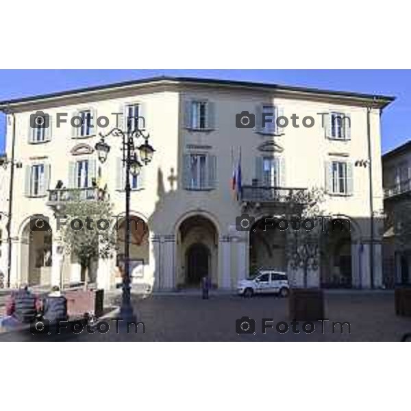 Tiziano Manzoni/LaPresse 6-11-2025 Bergamo, Italia Cronaca TreviglioTreviglio Via piazze paese gente generiche 2025 PIazza Setti Manara, via teatro basilica filodrammatici gente mamme stranieri questura commissariato monte dei paschi bar chiesa parrocchiale ztl parcheggi autunno alberi bicilette panchine rifiuti carcano vicolo