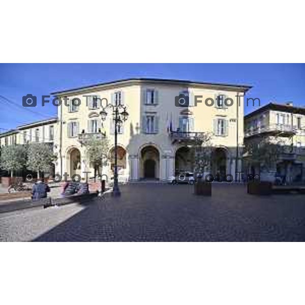 Tiziano Manzoni/LaPresse 6-11-2025 Bergamo, Italia Cronaca TreviglioTreviglio Via piazze paese gente generiche 2025 PIazza Setti Manara, via teatro basilica filodrammatici gente mamme stranieri questura commissariato monte dei paschi bar chiesa parrocchiale ztl parcheggi autunno alberi bicilette panchine rifiuti carcano vicolo