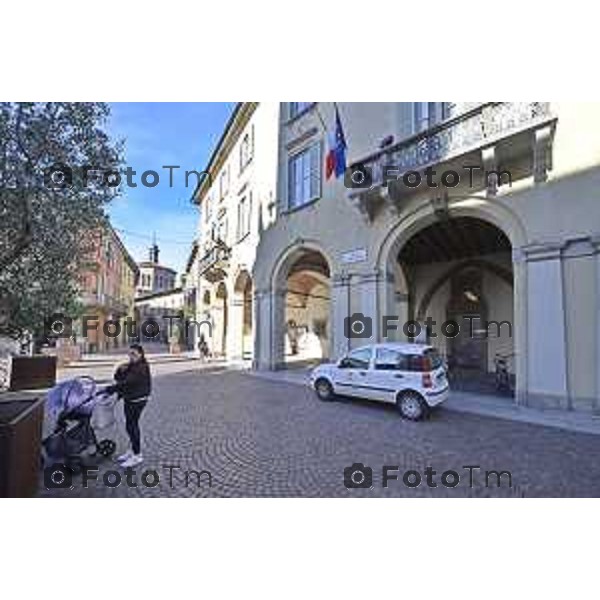 Tiziano Manzoni/LaPresse 6-11-2025 Bergamo, Italia Cronaca TreviglioTreviglio Via piazze paese gente generiche 2025 PIazza Setti Manara, via teatro basilica filodrammatici gente mamme stranieri questura commissariato monte dei paschi bar chiesa parrocchiale ztl parcheggi autunno alberi bicilette panchine rifiuti carcano vicolo