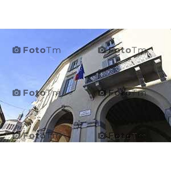 Tiziano Manzoni/LaPresse 6-11-2025 Bergamo, Italia Cronaca TreviglioTreviglio Via piazze paese gente generiche 2025 PIazza Setti Manara, via teatro basilica filodrammatici gente mamme stranieri questura commissariato monte dei paschi bar chiesa parrocchiale ztl parcheggi autunno alberi bicilette panchine rifiuti carcano vicolo