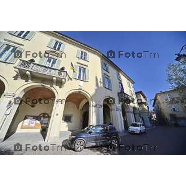 Tiziano Manzoni/LaPresse 6-11-2025 Bergamo, Italia Cronaca TreviglioTreviglio Via piazze paese gente generiche 2025 PIazza Setti Manara, via teatro basilica filodrammatici gente mamme stranieri questura commissariato monte dei paschi bar chiesa parrocchiale ztl parcheggi autunno alberi bicilette panchine rifiuti carcano vicolo