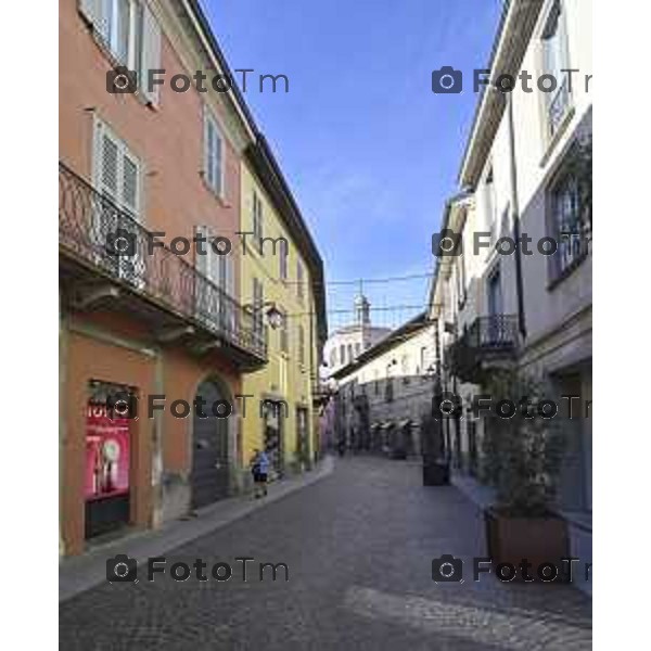 Tiziano Manzoni/LaPresse 6-11-2025 Bergamo, Italia Cronaca TreviglioTreviglio Via piazze paese gente generiche 2025 PIazza Setti Manara, via teatro basilica filodrammatici gente mamme stranieri questura commissariato monte dei paschi bar chiesa parrocchiale ztl parcheggi autunno alberi bicilette panchine rifiuti carcano vicolo